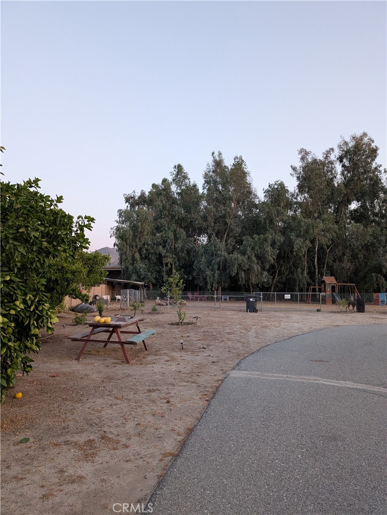 https://media.crmls.org/medias/d6d831ef-1a0f-42d4-b8f7-32fc22b732c3.jpg?preset=X-Large