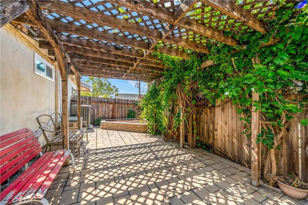 https://media.crmls.org/medias/d6d88672-17cf-42d4-b982-341a9dbb904e.jpg?preset=X-Large