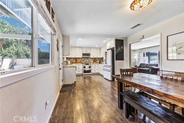 8975 Driftwood Dr, Riverside CA: https://media.crmls.org/medias/d6d9524b-f38a-478e-bf4b-939959b947ab.jpg