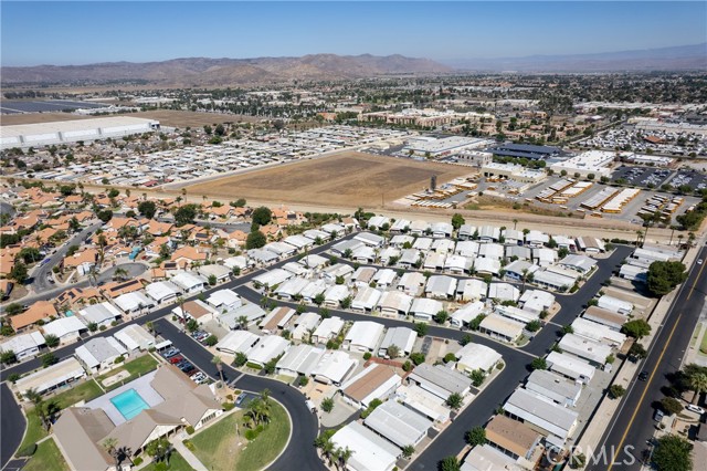 575 S Lyon, Hemet CA: https://media.crmls.org/medias/d6dda296-663d-4a35-959c-95e50830f394.jpg