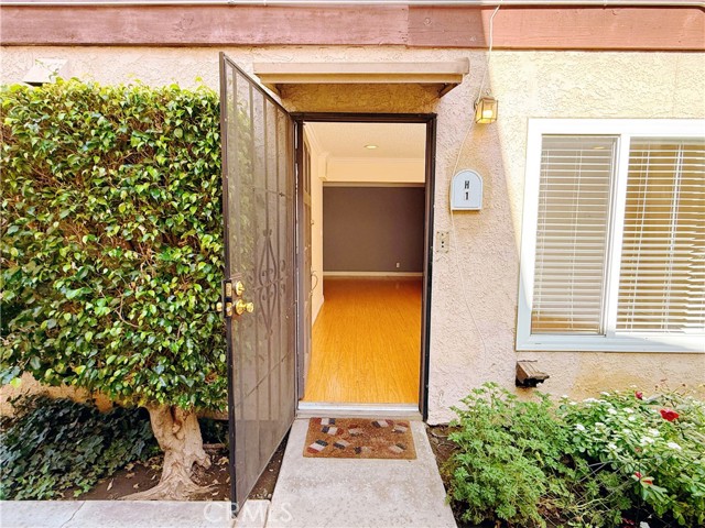 Detail Gallery Image 2 of 26 For 7320 Lennox Ave #H1,  Van Nuys,  CA 91405 - 2 Beds | 2/1 Baths