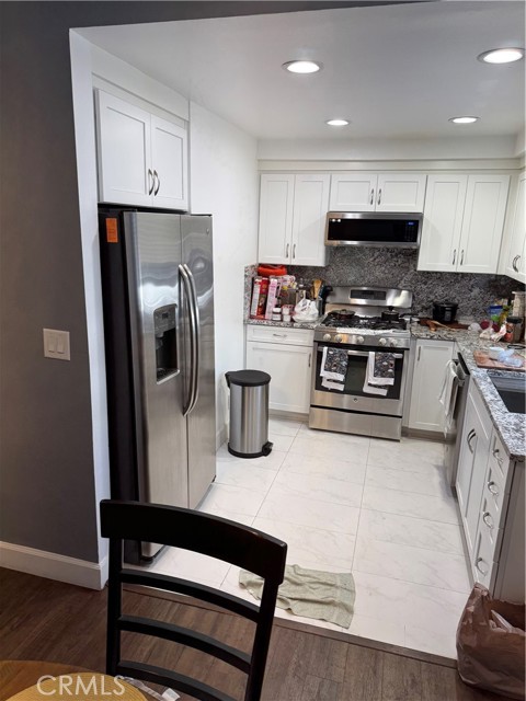 Detail Gallery Image 14 of 25 For 21720 Hart St #9,  Canoga Park,  CA 91303 - 2 Beds | 2 Baths