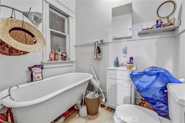 1470 W Adams Boulevard, Los Angeles CA: https://media.crmls.org/medias/d6df8152-c022-4a2a-a50f-4b614d93648a.jpg
