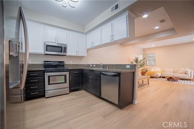 Detail Gallery Image 6 of 27 For 14554 Kittridge St, Van Nuys,  CA 91405 - 3 Beds | 3 Baths