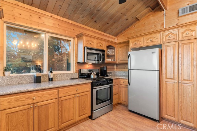 Detail Gallery Image 13 of 44 For 816 Chamois Dr, Crestline,  CA 92325 - 3 Beds | 2/1 Baths