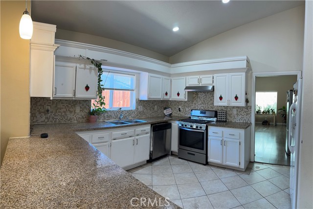 Detail Gallery Image 8 of 27 For 16312 Molino, Victorville,  CA 92395 - 3 Beds | 2 Baths