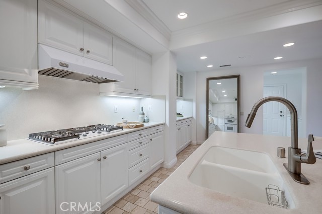 2569 Bungalow Place, Corona del Mar CA: https://media.crmls.org/medias/d6e718dc-6135-4bf0-a4ed-2109dfd0a42e.jpg