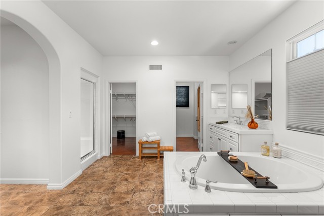 3943 E Lindenwood Drive, Ontario CA: https://media.crmls.org/medias/d6eb6d16-69b8-47d4-bb31-72ab0ea769bb.jpg
