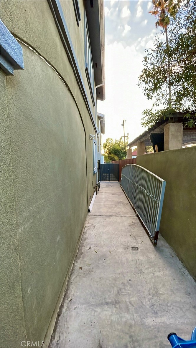 https://media.crmls.org/medias/d6ec0d34-17f7-4b75-88b4-842e7e90e030.jpg?preset=X-Large