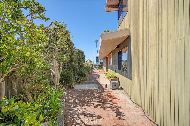 Detail Gallery Image 32 of 45 For 201 Avenue G, Redondo Beach,  CA 90277 - 4 Beds | 3 Baths