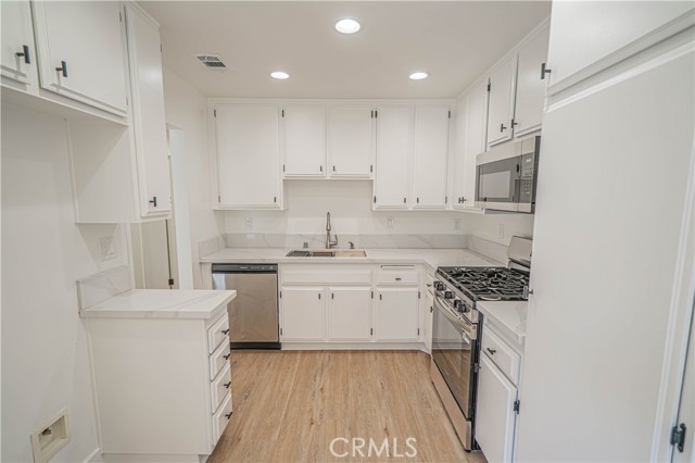 Detail Gallery Image 4 of 22 For 25712 Lupita, Valencia,  CA 91355 - 3 Beds | 2 Baths