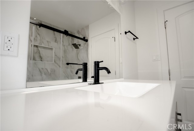 2101 Arlington Avenue, Los Angeles CA: https://media.crmls.org/medias/d6f15381-d942-4146-93f3-caef5e9fc86e.jpg