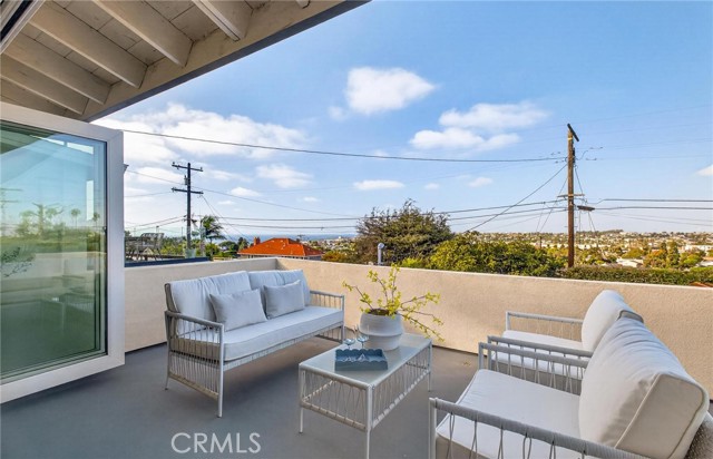 Detail Gallery Image 13 of 61 For 221 via Los Miradores, Redondo Beach,  CA 90277 - 4 Beds | 3/1 Baths