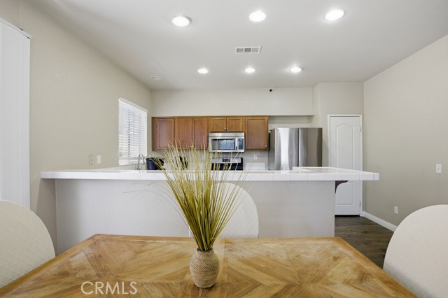 Detail Gallery Image 5 of 24 For 2676 Greenwood Ct, Palmdale,  CA 93550 - 3 Beds | 2/1 Baths