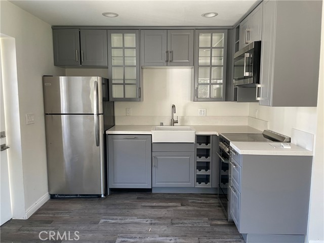 Detail Gallery Image 3 of 14 For 22018 Martinez St, Woodland Hills,  CA 91364 - 1 Beds | 1 Baths