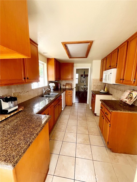 Detail Gallery Image 8 of 24 For 4623 W 171st St, Lawndale,  CA 90260 - 3 Beds | 3 Baths