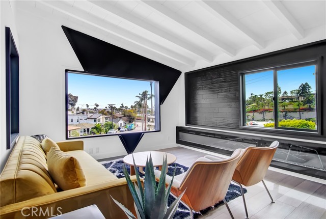 Detail Gallery Image 4 of 28 For 300 Holmwood Dr, Newport Beach,  CA 92663 - 3 Beds | 2 Baths