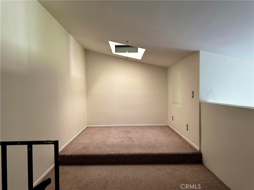 https://media.crmls.org/medias/d6fdb3e4-4b8a-494d-ba23-213061c7a6b1.jpg?preset=X-Large