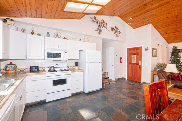 42531 Cedar Ave, Big Bear Lake CA: https://media.crmls.org/medias/d6fe252a-b0b0-43c1-b4b3-d55eea19f839.jpg
