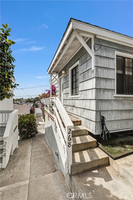266 Grandview, Laguna Beach CA: https://media.crmls.org/medias/d70052ca-8305-4065-9111-dbec7c6b87dc.jpg