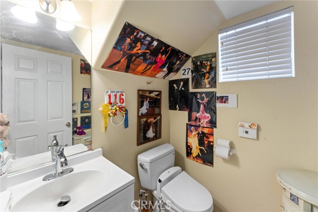 Detail Gallery Image 8 of 23 For 1972 W Blue Violet Ct, Anaheim,  CA 92801 - 2 Beds | 2/1 Baths