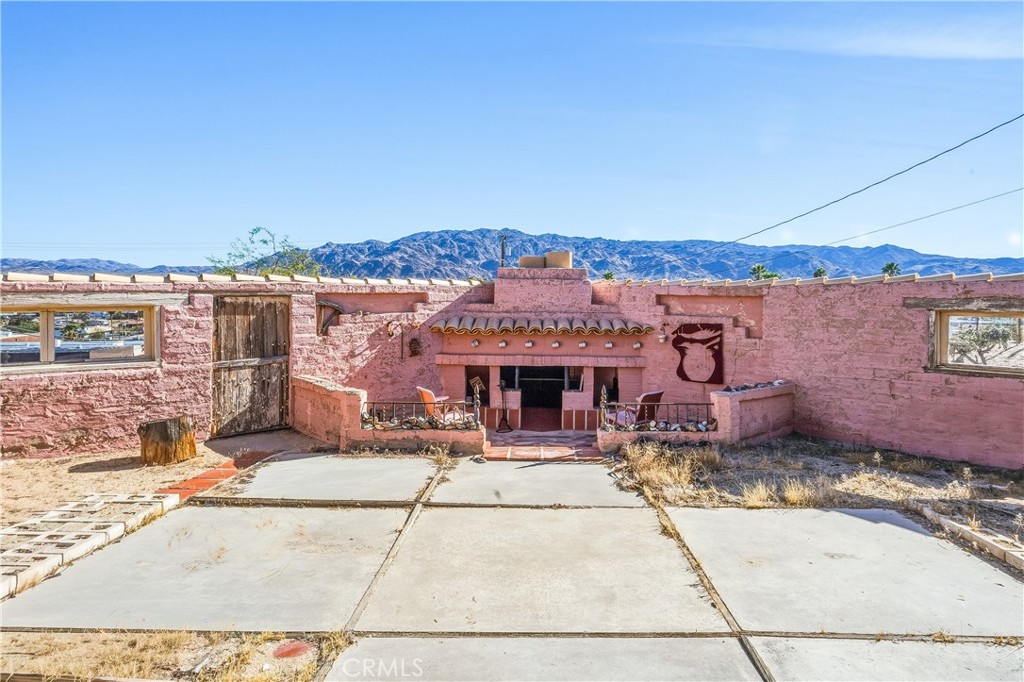 https://media.crmls.org/medias/d70319d5-0a04-4831-b652-989b5fb053d5.jpg?preset=X-Large