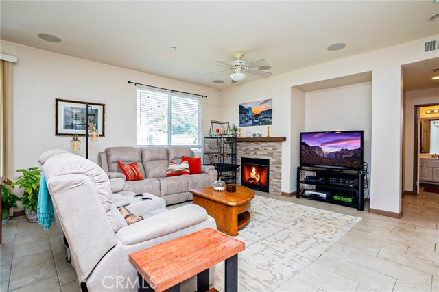15138 Holiday Drive, Fontana CA: https://media.crmls.org/medias/d7050713-fcbf-447b-9e05-f65140769d5c.jpg