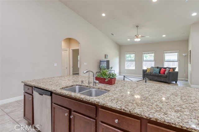 Detail Gallery Image 10 of 33 For 6808 W Lucas Dr, Fresno,  CA 93722 - 3 Beds | 2 Baths