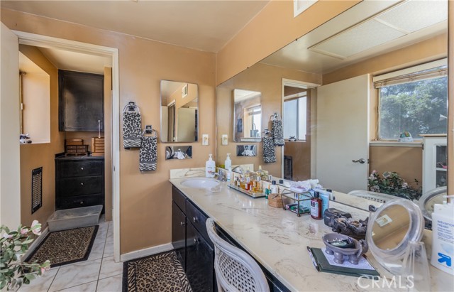 2242 Oak Crest Drive, Riverside CA: https://media.crmls.org/medias/d7089ec8-ac92-4968-8730-e08df40fb25f.jpg