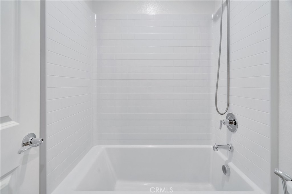 https://media.crmls.org/medias/d708b0f8-1c00-468c-99d2-fd8805a106a2.jpg?preset=X-Large