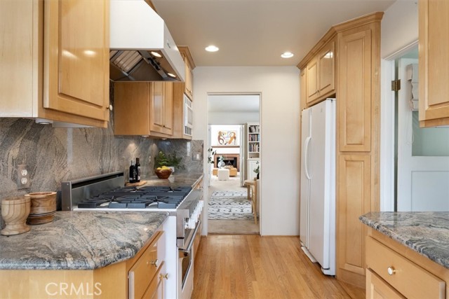 Detail Gallery Image 10 of 38 For 6476 San Marco Cir, Los Angeles,  CA 90068 - 2 Beds | 3/1 Baths