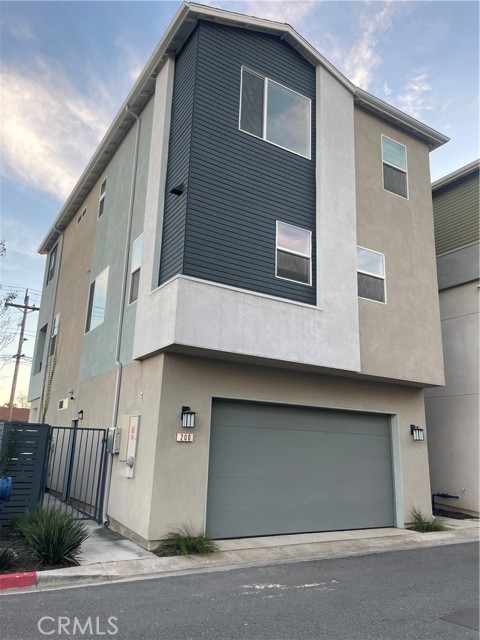 Detail Gallery Image 3 of 34 For 200 N Standard, Santa Ana,  CA 92701 - 4 Beds | 3/1 Baths