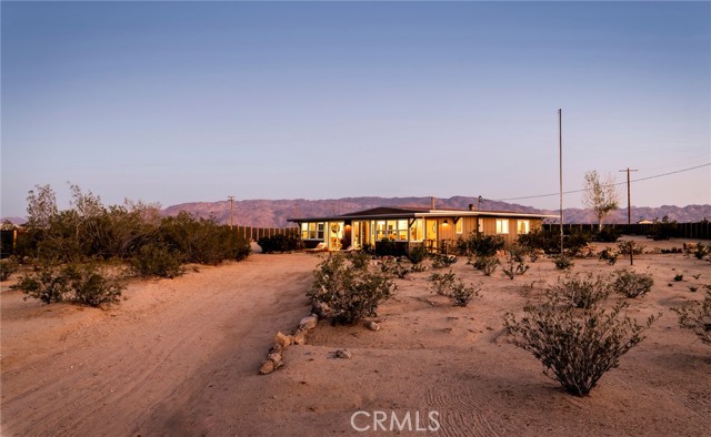 70315 Indian Trail, 29 Palms CA: https://media.crmls.org/medias/d714fd80-d09a-48f3-bc00-69fcc67e1c5f.jpg