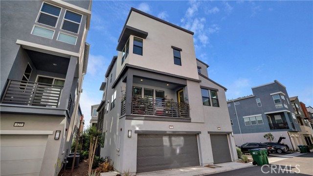 125 Allusion, Irvine CA: https://media.crmls.org/medias/d716572d-07b6-441b-8de1-5cbfe6ee8e0a.jpg