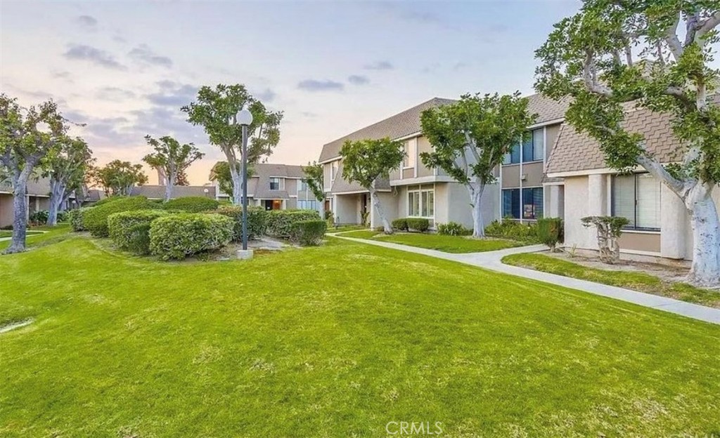 2153 W Churchill