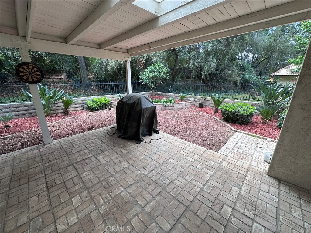 https://media.crmls.org/medias/d71dc41c-6a00-41f6-9193-bbe6f7bc600c.jpg?preset=X-Large