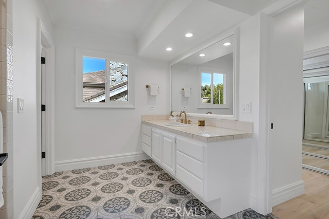 Detail Gallery Image 23 of 30 For 5952 Woodland View Dr, Woodland Hills,  CA 91367 - 5 Beds | 4 Baths