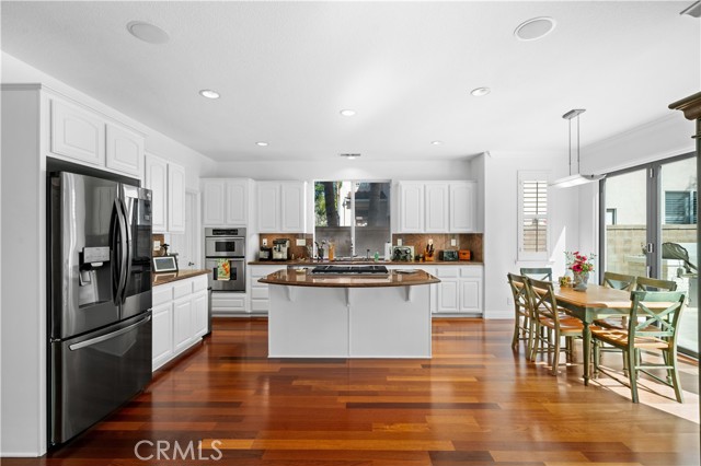 8 Delano, Irvine CA: https://media.crmls.org/medias/d72323a2-dff2-4abf-8e20-96c77b3cc357.jpg