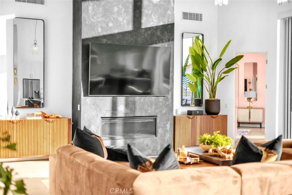 https://media.crmls.org/medias/d7242dd7-43df-49f2-8413-ca916534963c.jpg?preset=X-Large