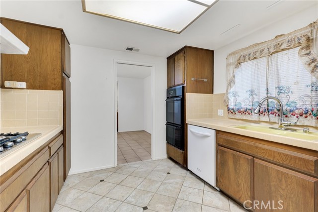 Detail Gallery Image 6 of 24 For 3220 California, Signal Hill,  CA 90755 - 3 Beds | 2 Baths