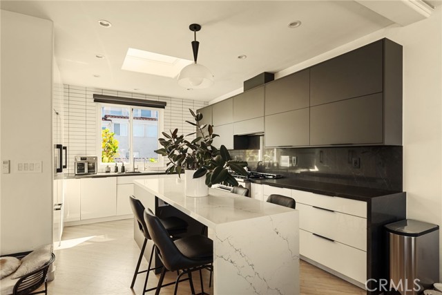 Detail Gallery Image 9 of 31 For 610 9th St a,  Hermosa Beach,  CA 90254 - 3 Beds | 2/1 Baths