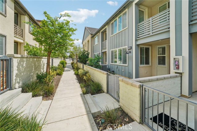 Detail Gallery Image 3 of 23 For 3905 S Oasis Paseo #53,  Ontario,  CA 91761 - 3 Beds | 2/1 Baths