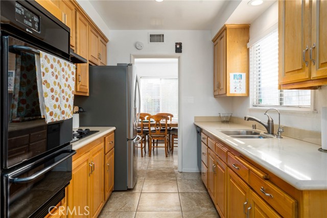 Detail Gallery Image 10 of 60 For 14027 Wyandotte St, Van Nuys,  CA 91405 - 4 Beds | 4 Baths