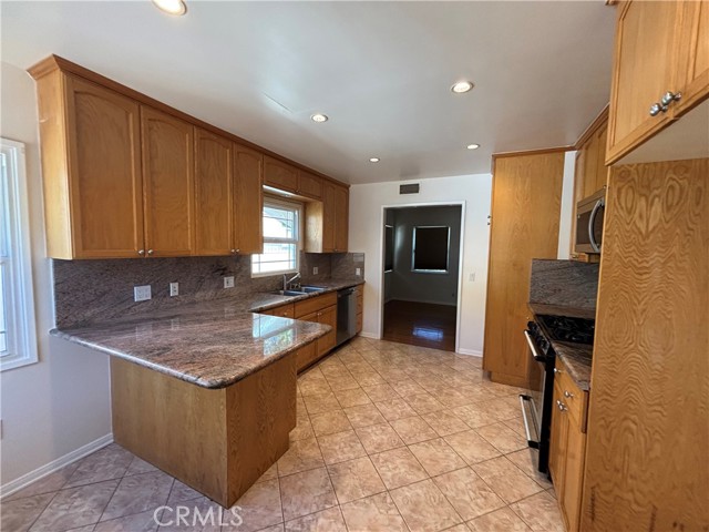 21327 De La Osa, Woodland Hills CA: https://media.crmls.org/medias/d727d4d8-30a9-4afc-b07c-0bb51e27d21a.jpg