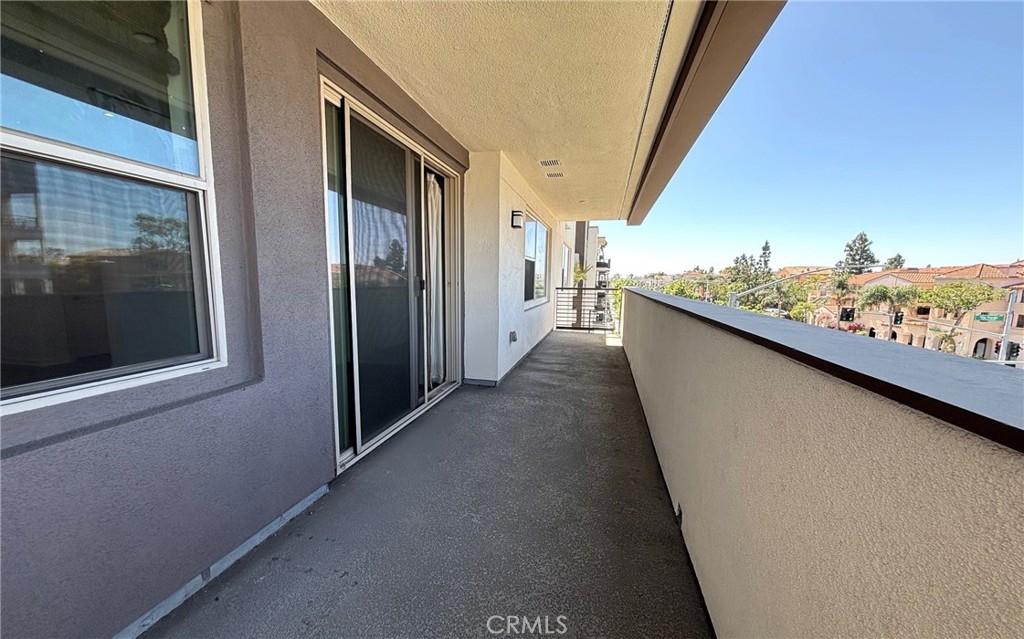 https://media.crmls.org/medias/d72a006d-7f19-4535-a9a7-49540b1d6be6.jpg?preset=X-Large