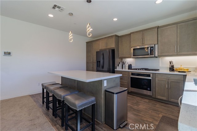 Detail Gallery Image 10 of 27 For 15755 Parry Peak Dr, Fontana,  CA 92336 - 6 Beds | 3/1 Baths