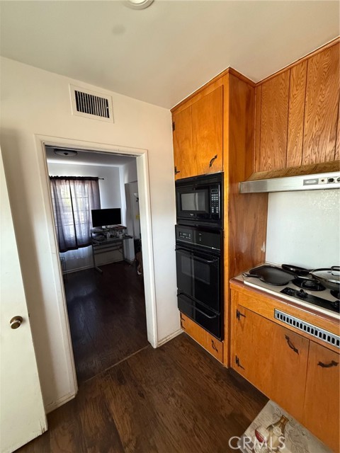 904 W E Street, Ontario CA: https://media.crmls.org/medias/d732cc3d-76a6-41fe-bcad-181e7faa78d7.jpg