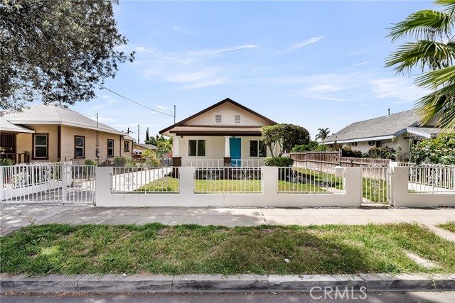 Detail Gallery Image 2 of 26 For 970 E 6th St, Pomona,  CA 91766 - 2 Beds | 2 Baths