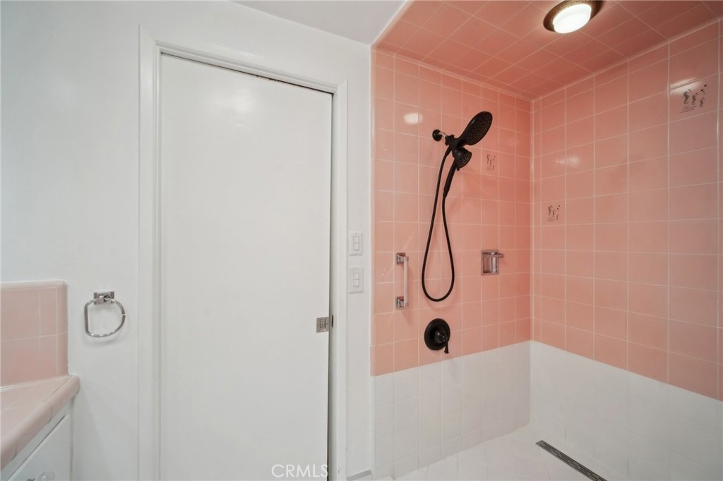 https://media.crmls.org/medias/d736e3eb-fc8b-445b-b586-31a89bfd8f8f.jpg?preset=X-Large