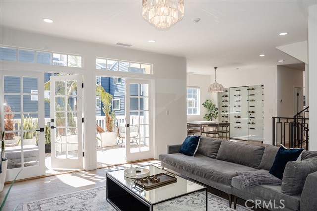 Detail Gallery Image 18 of 36 For 702 S Broadway #B,  Redondo Beach,  CA 90277 - 3 Beds | 2/1 Baths